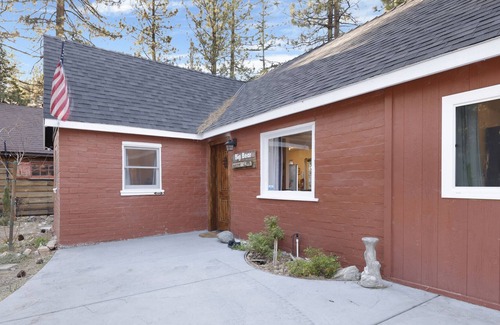 Boulder Bay Ski Chalet | Big Paws Cabin- Boulder Bay Modern Chalet- Foosball