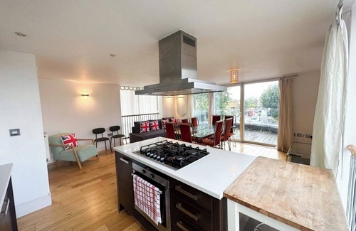 Brixton Hill Apartment | Big penthouse in Clapham