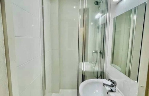 Cachan Apartment | Big room next to train B, 15 minutes go to center ville