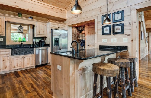 Black Mountain House | Big Sky Lodge 5 Br + Bonus-4 Ensuites, Mt Views, hot tub, game room,Pet friendly