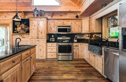 Black Mountain House | Big Sky Lodge 5 Br + Bonus-4 Ensuites, Mt Views, hot tub, game room,Pet friendly