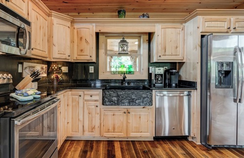 Black Mountain House | Big Sky Lodge 5 Br + Bonus-4 Ensuites, Mt Views, hot tub, game room,Pet friendly