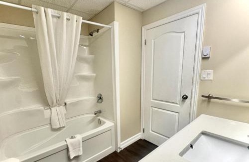Tobermory Hotel | Big Tub Resort & Marina
