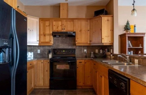 Snow Pine Estates Ski Chalet | Big White Beauty! Sleeps 8. Ski in/Ski out Chalet with Private Hot Tub.