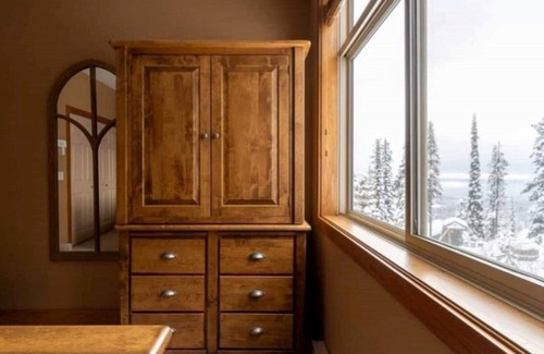 Snow Pine Estates Ski Chalet | Big White Beauty! Sleeps 8. Ski in/Ski out Chalet with Private Hot Tub.