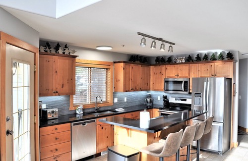Snow Pine Estates Ski Chalet | Big White Large Dog Friendly Chalet with Private Hot Tub!