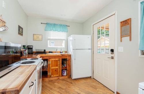 Johnston House | BIG Yard/Pet Friendly/1 BR Private House/FastWi-fi