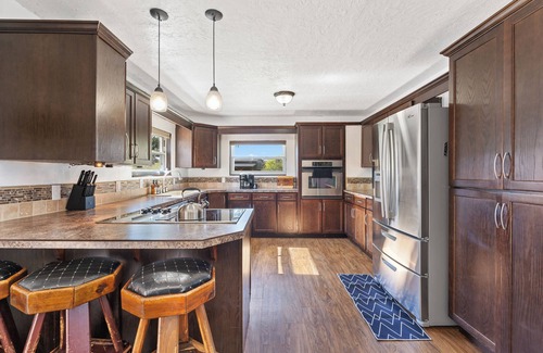 Castle Rock House | Bigfoot Hideaway! 5-bedroom house with Hot Tub in beautiful Castle Rock