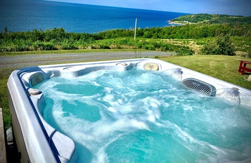 Livingstone Cove Cottage | BigSky Sea Shanty: Enjoy Amazing Sunsets and Ocean Views from the Hot Tub !