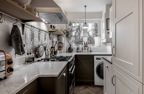 Taplow Apartment | Bijou apartment in a historic Taplow Manor house with dedicated office space