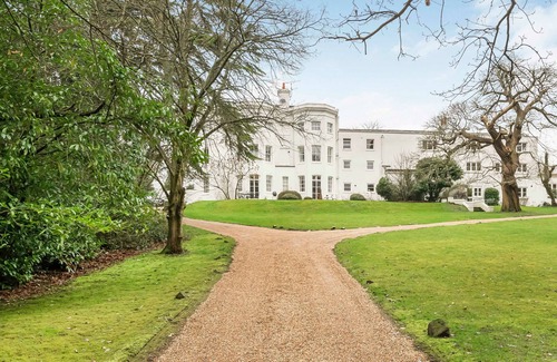 Taplow Apartment | Bijou apartment in a historic Taplow Manor house with dedicated office space