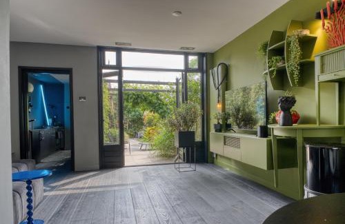 Alphen aan den Rijn House | Bijzonder stadshuis met diepe moderne tuin.