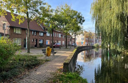 Alphen aan den Rijn House | Bijzonder stadshuis met diepe moderne tuin.