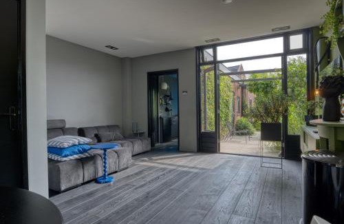 Alphen aan den Rijn House | Bijzonder stadshuis met diepe moderne tuin.