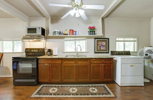 Cleveland Cottage | Bike & Hike On-Site: Inviting Cleveland Retreat!