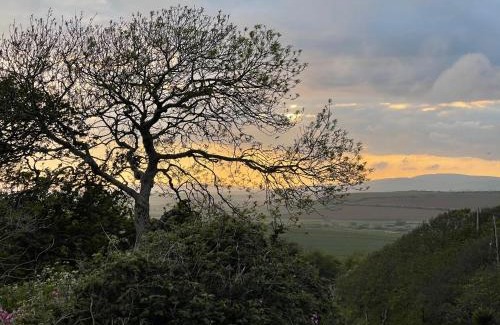 Shorwell House | Bike Shed 1-Bed Cottage Sleeps 2 Pet Friendly