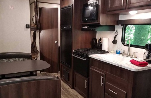 Helmsburg RV Rental | Bill Monroe Camper B