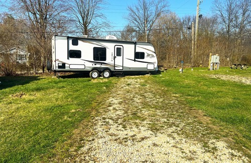 Helmsburg RV Rental | Bill Monroe Camper B