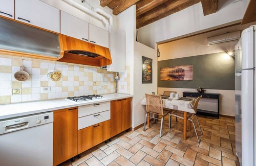 Old Town Apartment | Binario11: Center, Station, Netflix