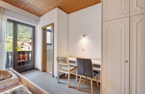 Lagundo Apartment | Biobauernhof Toellerhof 'Zimmer 6' with Mountain View, Shared Pool and Wi-Fi