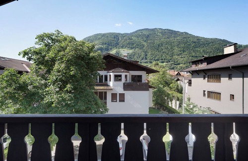Lagundo Apartment | Biobauernhof Toellerhof 'Zimmer 6' with Mountain View, Shared Pool and Wi-Fi