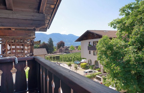 Lagundo Apartment | Biobauernhof Toellerhof 'Zimmer 6' with Mountain View, Shared Pool and Wi-Fi