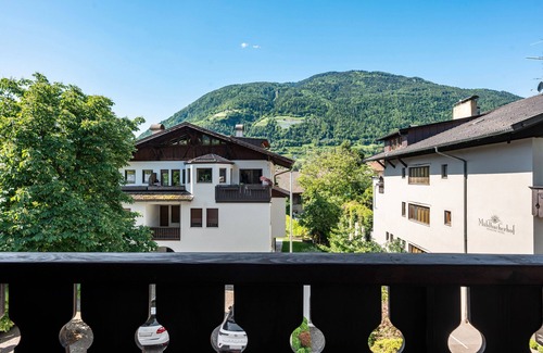 Lagundo Apartment | Biobauernhof Toellerhof 'Zimmer 7' with Mountain View, Shared Pool and Wi-Fi