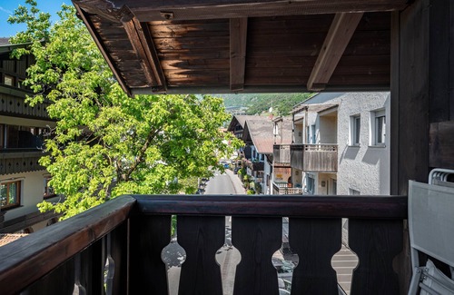 Lagundo Apartment | Biobauernhof Toellerhof 'Zimmer 7' with Mountain View, Shared Pool and Wi-Fi