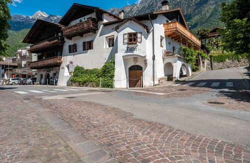 Lagundo Apartment | Biobauernhof Toellerhof 'Zimmer 7' with Mountain View, Shared Pool and Wi-Fi