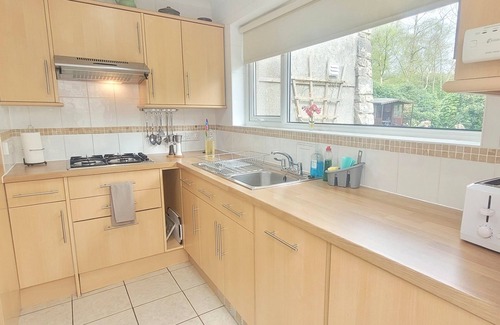 Longham Cottage | BIRCHCROFT HIDEAWAY, pet friendly, with hot tub in Ferndown