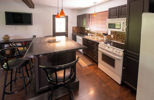 Leamington Cottage | Bird's Nest at Hillman Marsh - Cute cozy cottage - WIFI now available!