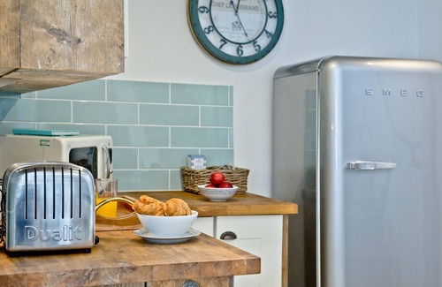 Kingsand House | Birdcage Cottage - a cottage that sleeps 4 guests in 2 bedrooms