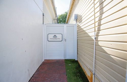 Historic Seaport Apartment | Birds of a Feather at Custom House Inn | Perfect Spot On Duval!