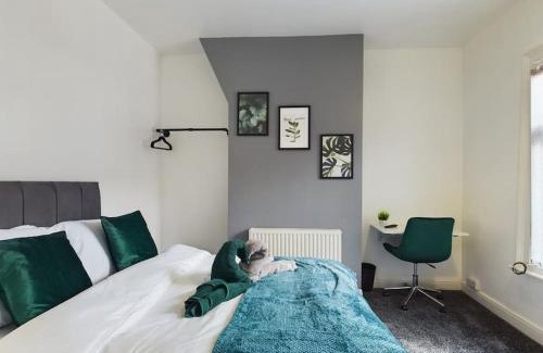 Stoke-on-Trent House | Birks House By RMR Accommodations - NEW - Sleeps 8 - Modern - Parking
