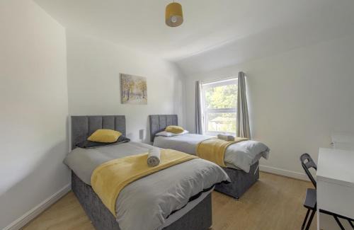 Erdington Apartment | Birmingham Contractor House sleeps 8 Private Garden near M6 Motorway Business Wi-FI