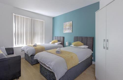 Erdington Apartment | Birmingham Contractor House sleeps 8 Private Garden near M6 Motorway Business Wi-FI