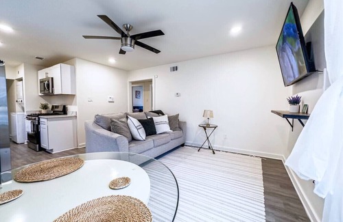 Kessler Apartment | Bishop Arts| Medical Center|Zoo| Entertain