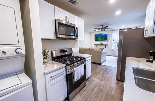 Kessler Apartment | Bishop Arts| Medical Center|Zoo| Entertain