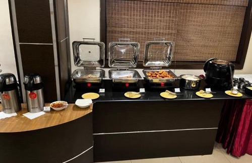 Malleshwaram Hotel | Bisque Magaji Orchid - Near Majestic City Railway Station