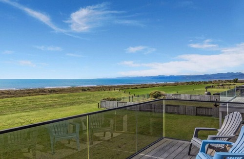 Waiotahi House | Black Bach- Beachfront Paradise Retreat