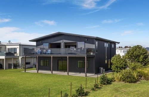 Waiotahi House | Black Bach- Beachfront Paradise Retreat