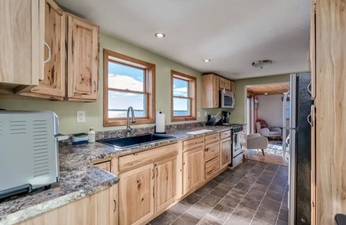 Pillar Point House | Black Bay Chalet- Spectacular lake front location