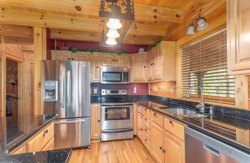 Maggie Valley Cabin | Black Bear Cabin in heart of Maggie Valley/Hot tub/Fire Pit/Bumper Pool