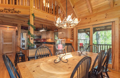 Maggie Valley Cabin | Black Bear Cabin in heart of Maggie Valley/Hot tub/Fire Pit/Bumper Pool