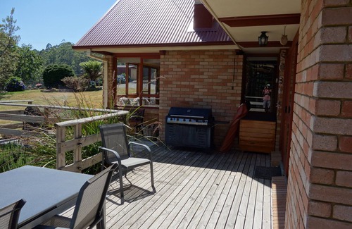 Central Coast Council House | Black Bluff View Retreat - a large comfortable 5 bedroom house on 40 hectares.