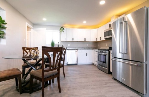 Allendale Area House | Black Brick Retreat/2 full kitchens, 3 full baths