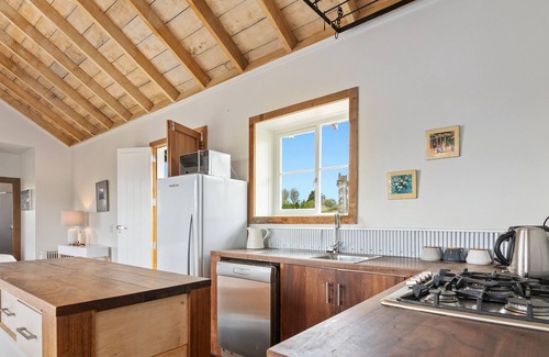 Grovetown Cottage | Black Cottage - Blenheim Holiday Home