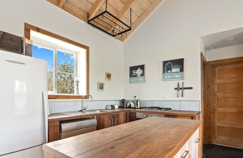 Grovetown Cottage | Black Cottage - Blenheim Holiday Home