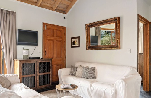 Grovetown Cottage | Black Cottage - Blenheim Holiday Home