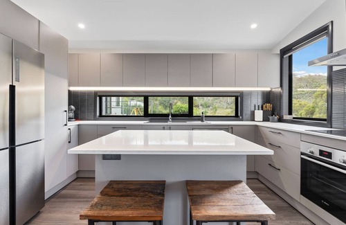 East Jindabyne House | Black Diamond Retreat - Luxury 3BR Home l Lake Views l Fire Pit l WiFi l Bath